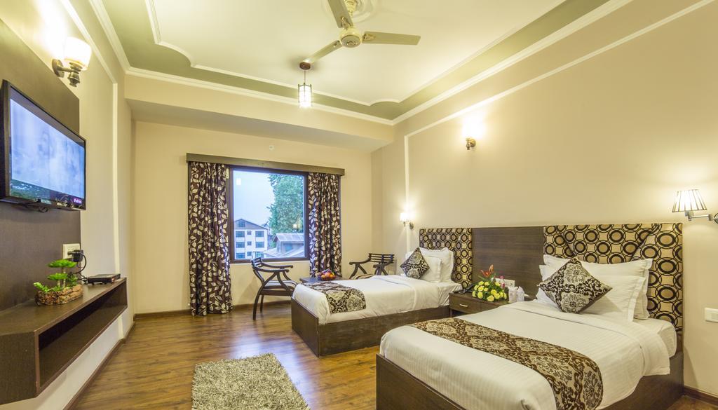 Palette - Solar Residency Hotel Srinagar  Exterior photo